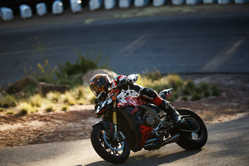 Carlin Dunne zawodnik Ducati jedzie na prototype Ductai Streetfighter podczas wyścigu Pikes Peak